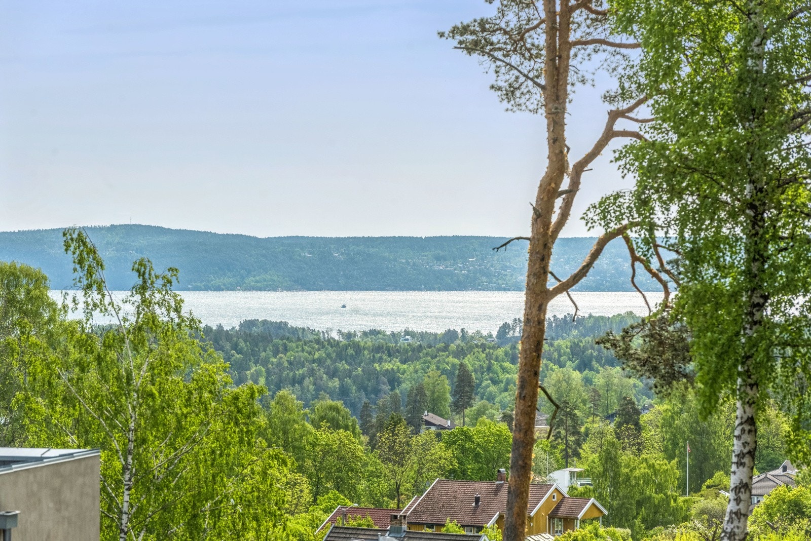 Flott utsikt mot Oslofjorden både fra hagen og inne i boligen. Galleribilde