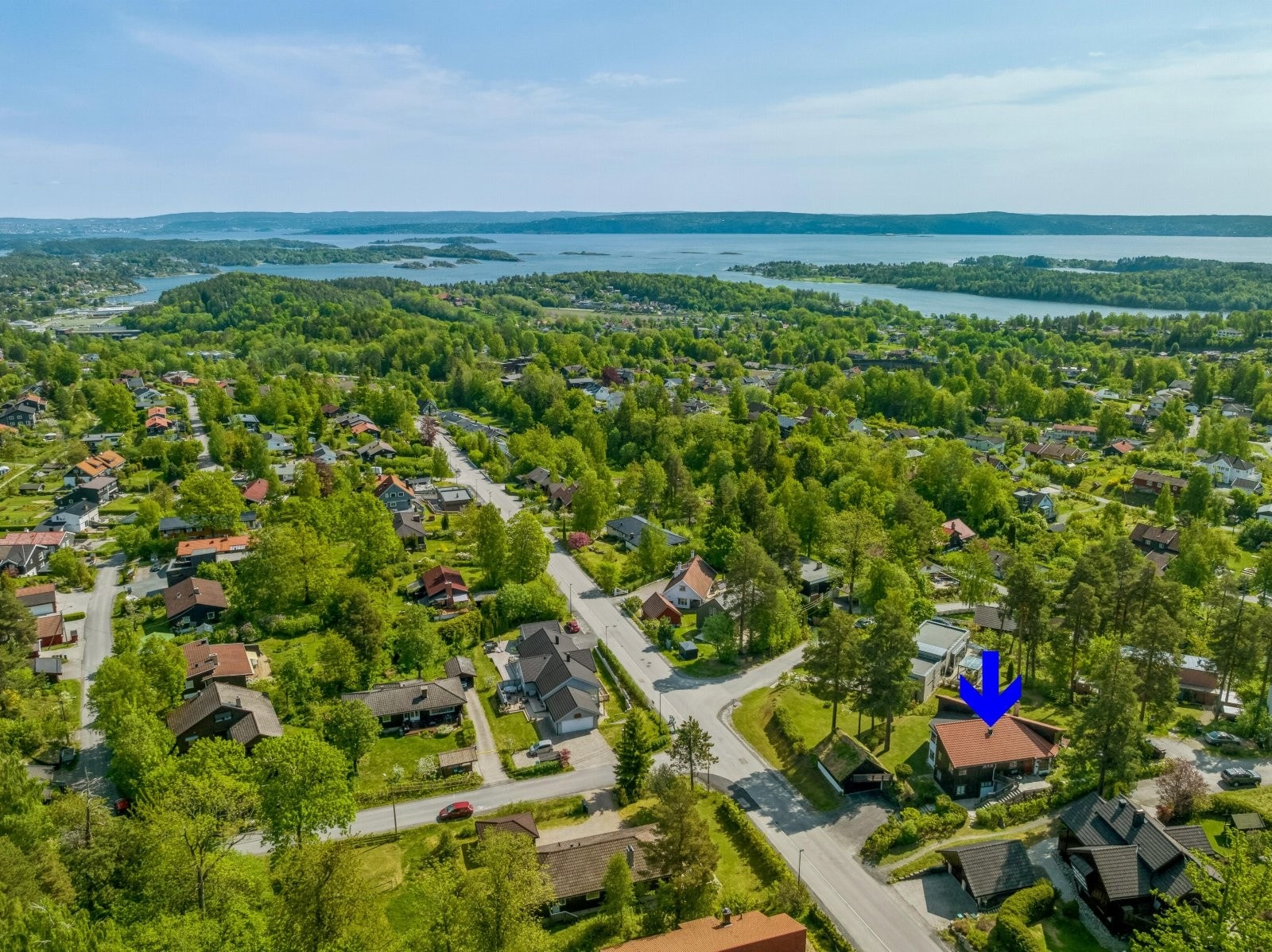 Boligen ligger i et veletablert, populært og barnevennlig område. Det er kort vei til sjøen, marka, Asker sentrum, skoler og barnehager. Galleribilde