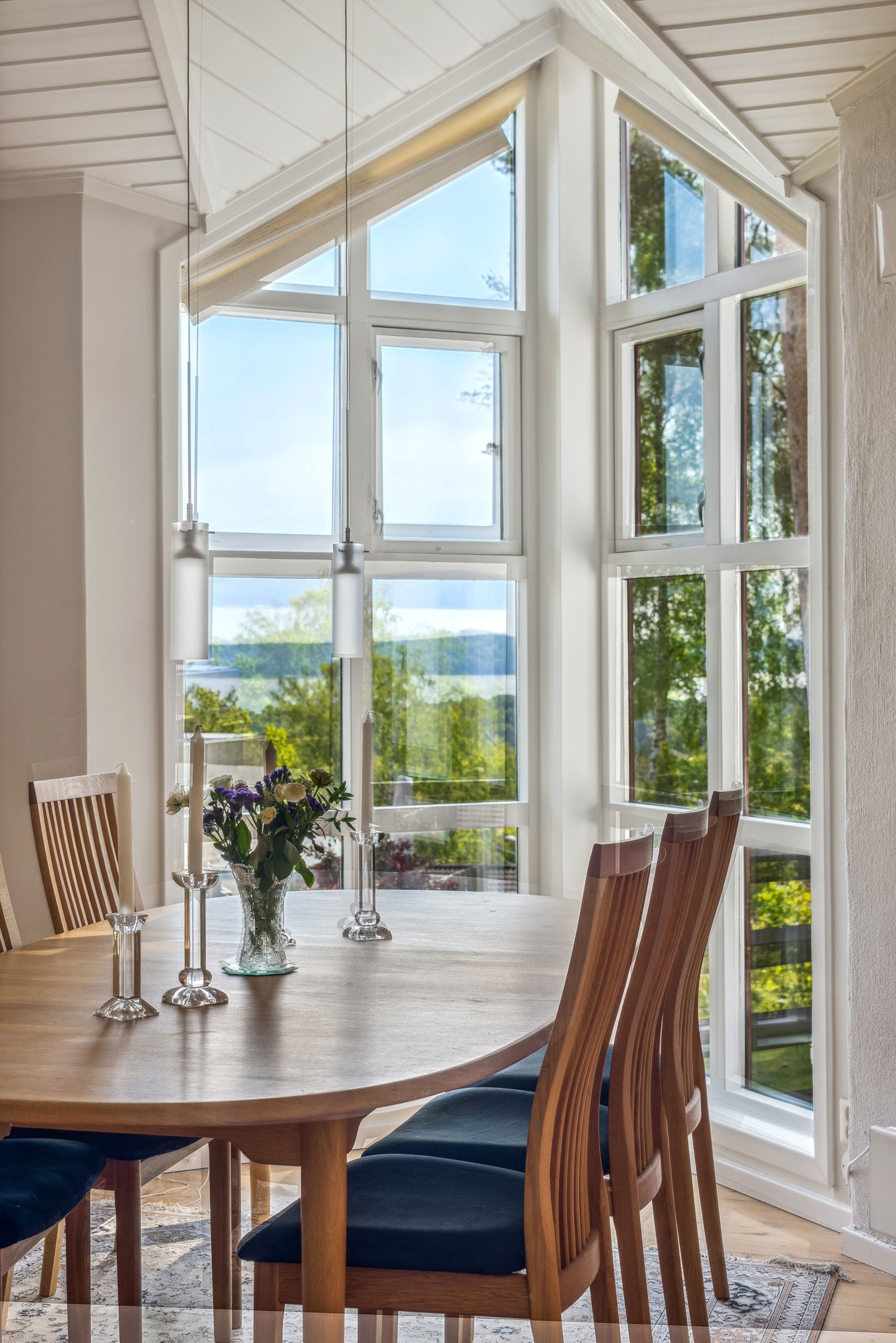 Spisestuen har store vindusflater og flott utsikt. Galleribilde