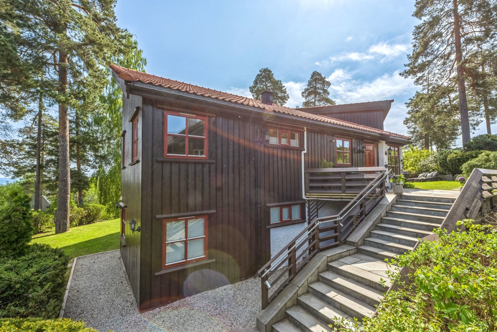 En flott trapp med skifer (m/ varmekabler) tar oss opp til inngangspartiet i 1. etasje. Det er egen inngang med overbygg til underetasjen Galleribilde