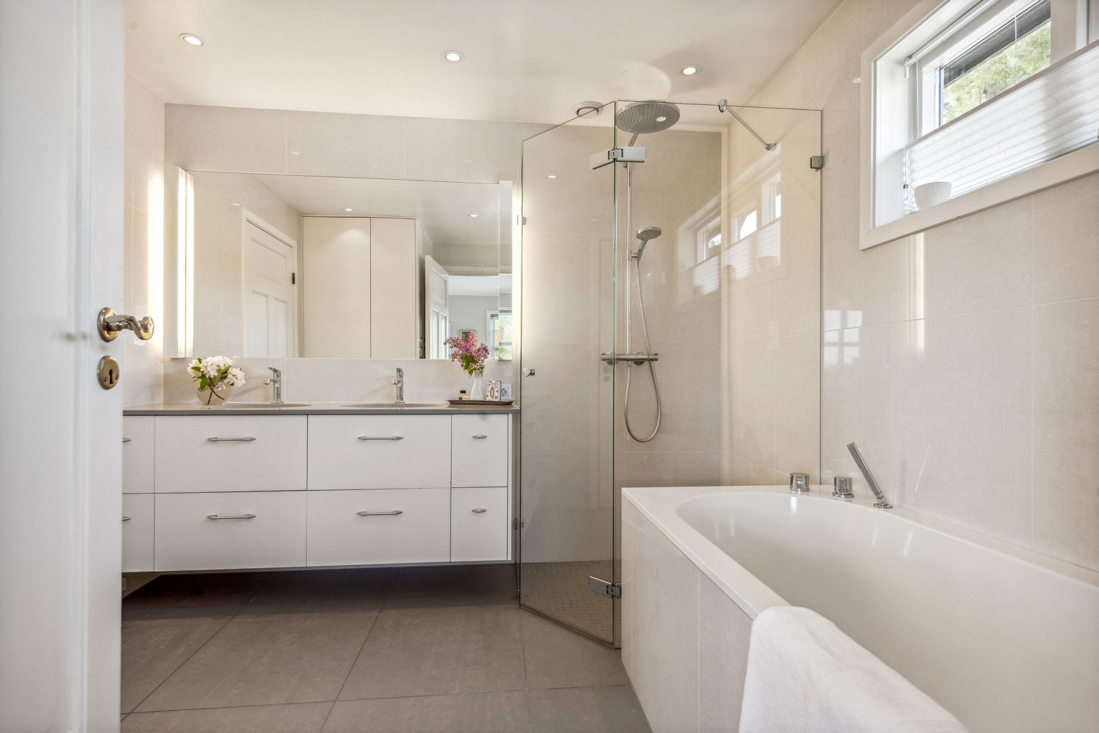 Badet har moderne farger og materialvalg. Galleribilde