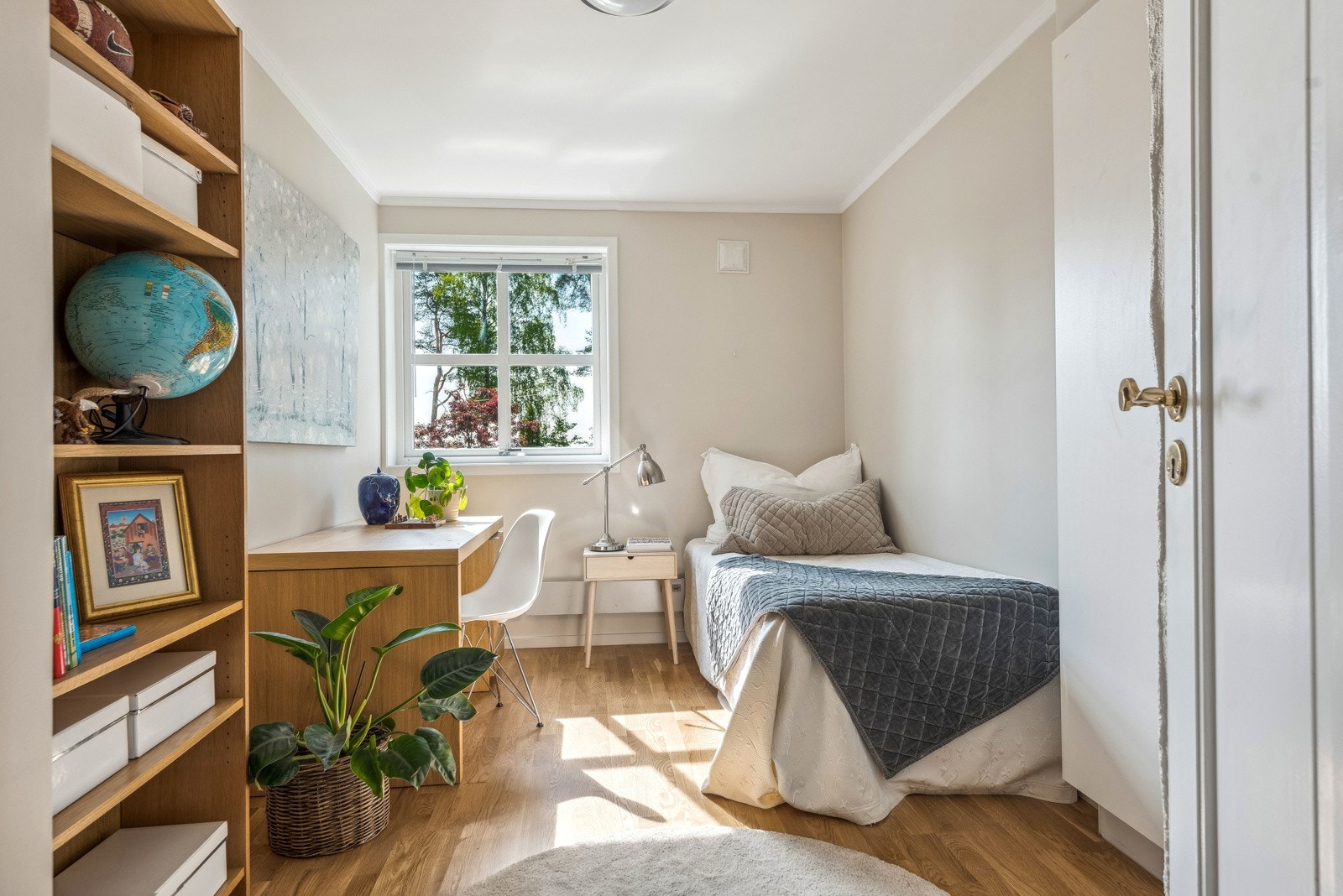 Soverommene er romslige og har god plass til seng, skrivebord og garderobeskap. Galleribilde