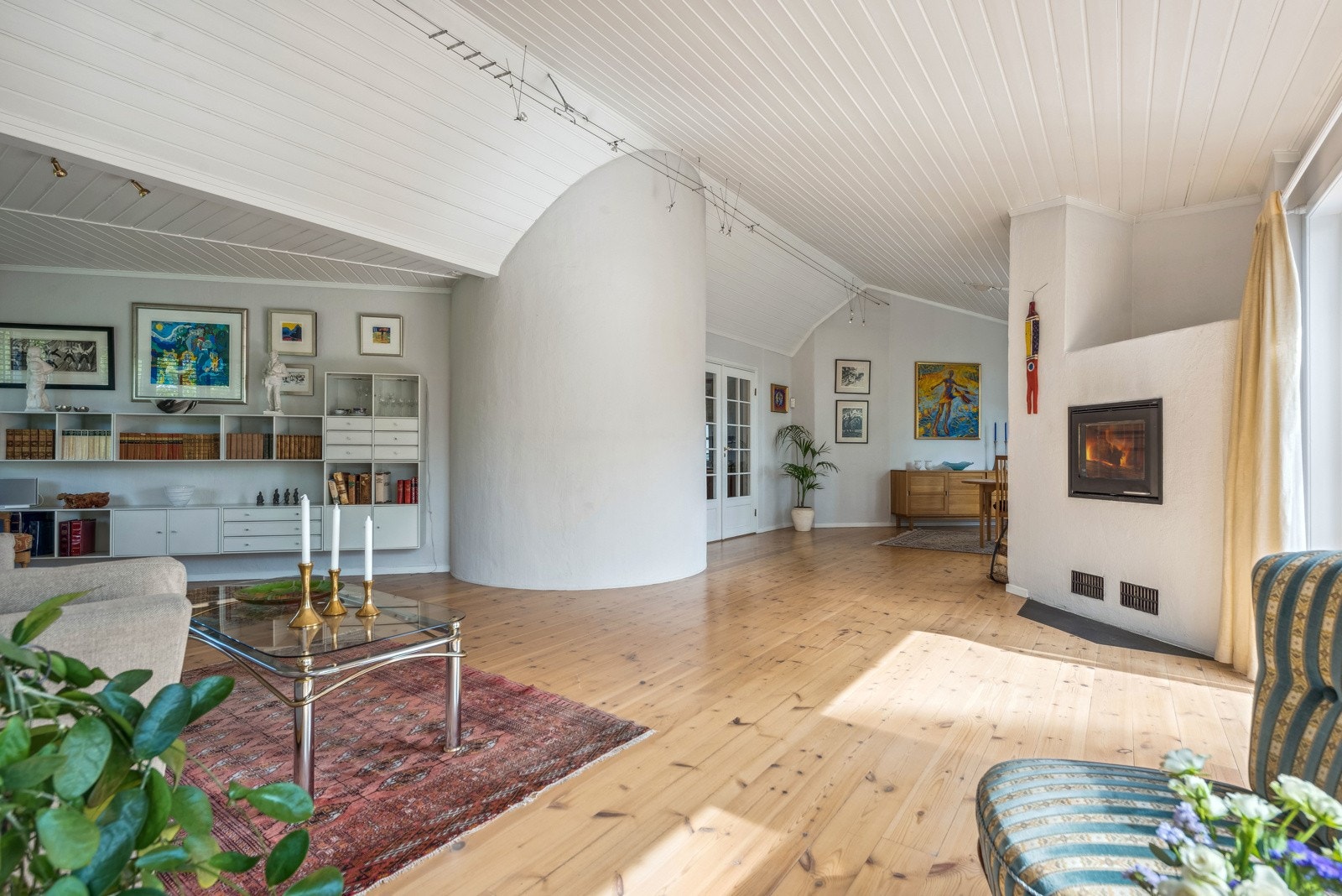 Stuen får naturlige soner og har plass til flere sittegrupper. Generøs takhøyde, store vindusflater og trapperommet gir stuen et flott preg. Galleribilde