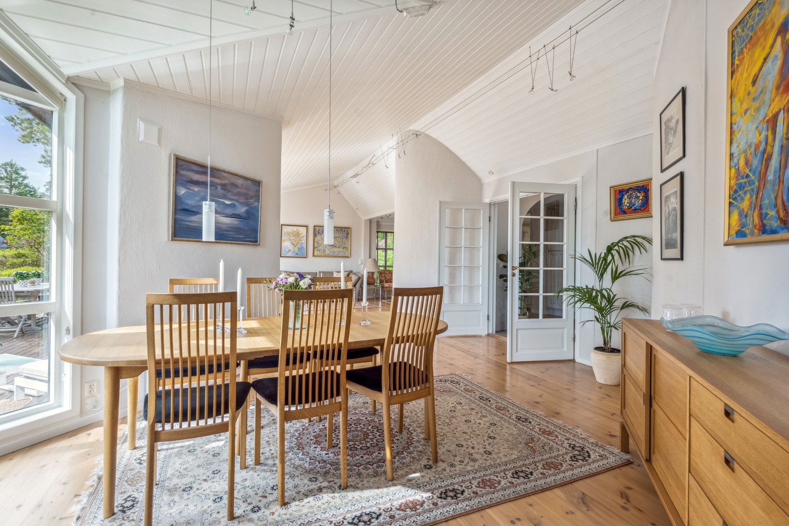 Kommer det mange gjester til middag er det god plass til å dekke langbord i spisestuen. Her ligger dermed alt til rette for hyggelige familieselskaper og festlige lag med gode venner. Galleribilde