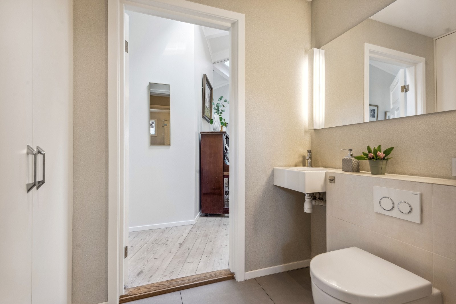 Herfra er det adkomst både til badet og ut i gangen slik at toalettet kan brukes som gjestetoalett også. Galleribilde