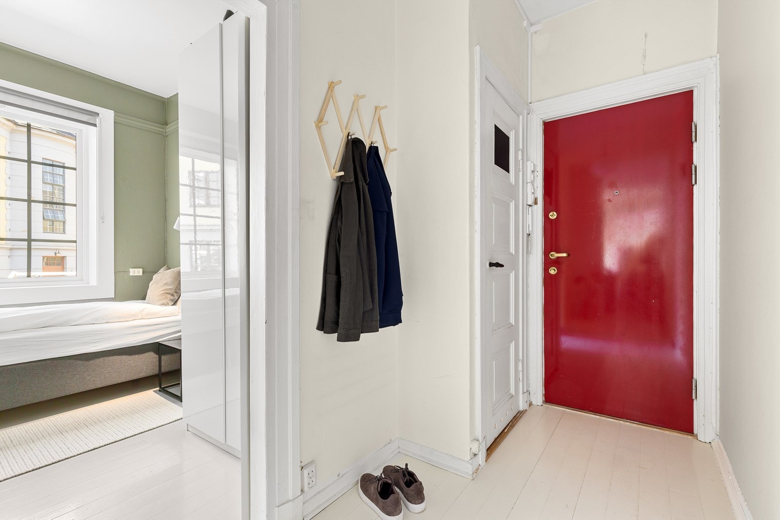 Entréen er romslig med plass til klesoppheng og oppbevaring av sko. Galleribilde