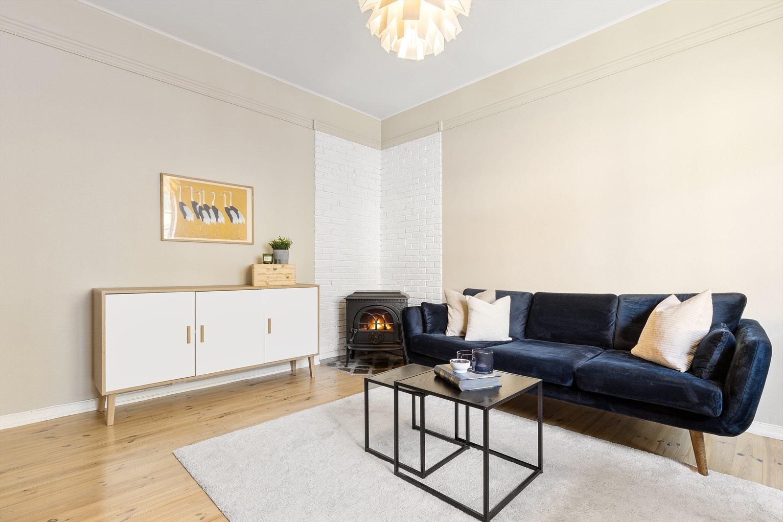 Stuen har rikelig med plass til å innrede med ønsket møblement, både sofa, bord og tilhørende mediemøblement. Galleribilde