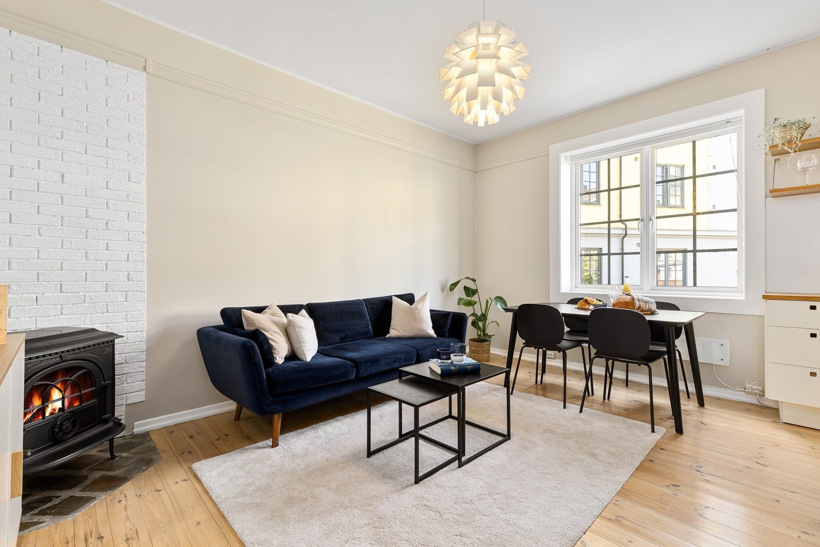 Innvendig er boligen lys og pen med en god atmosfære. Galleribilde