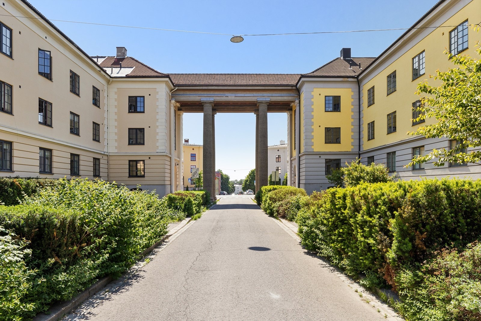 Her bor du godt i ærverdige Søylegården, sentralt på Torshov. Du har kort vei til Torshovdalen, Torshovparken og trikken rett opp til Grefsen med flere turmuligheter. Galleribilde