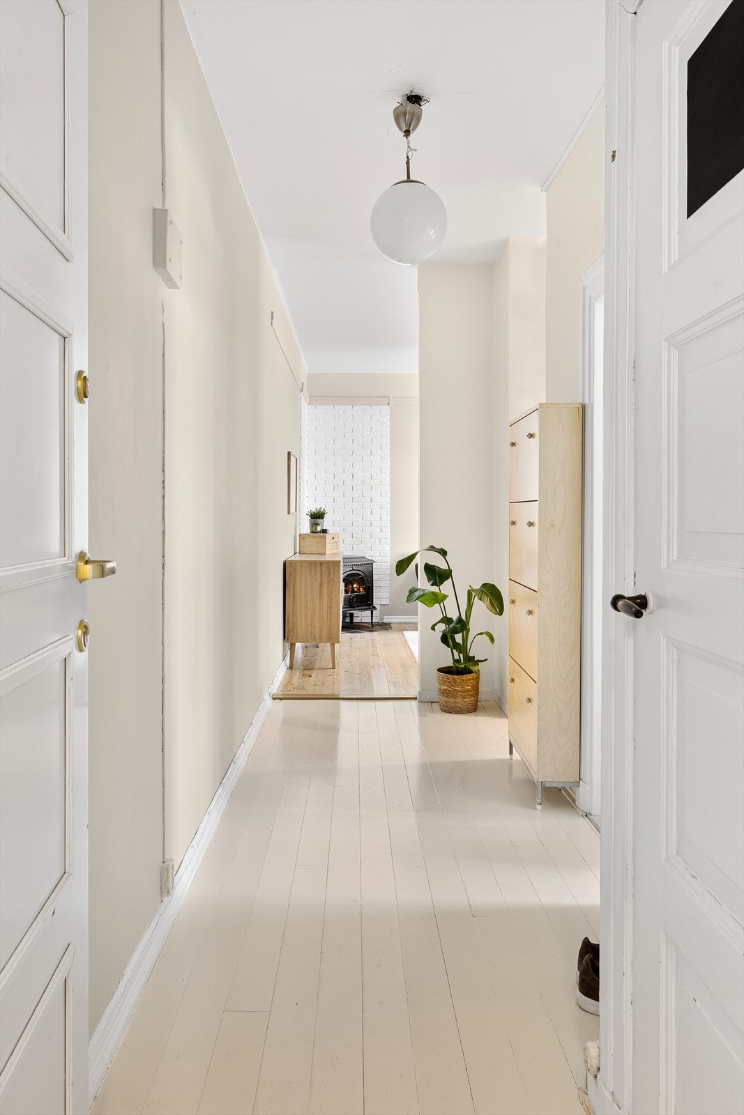 Rommet gir et godt førsteinntrykk av leiligheten. Galleribilde