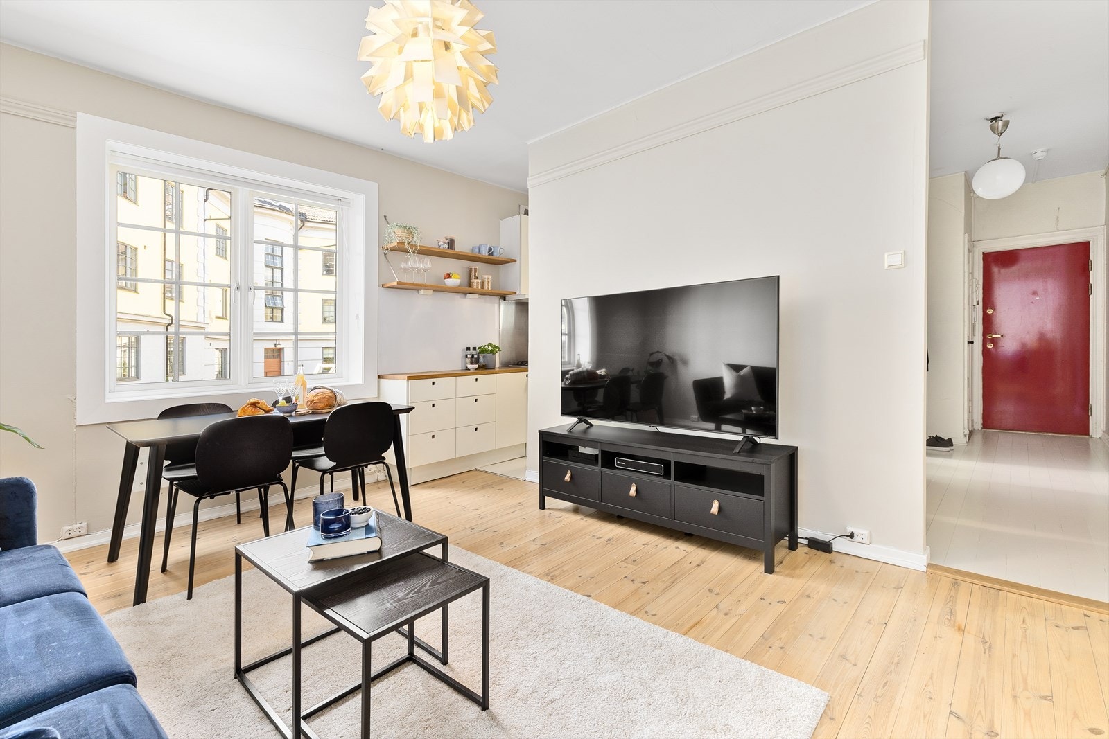 Store vindusflater slipper inn rikelige mengder med naturlig lys. Galleribilde