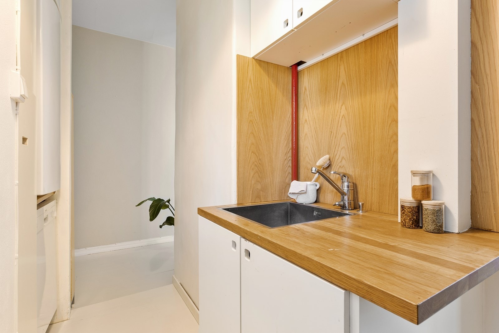 Benkeplanten er i heltre eik. Galleribilde