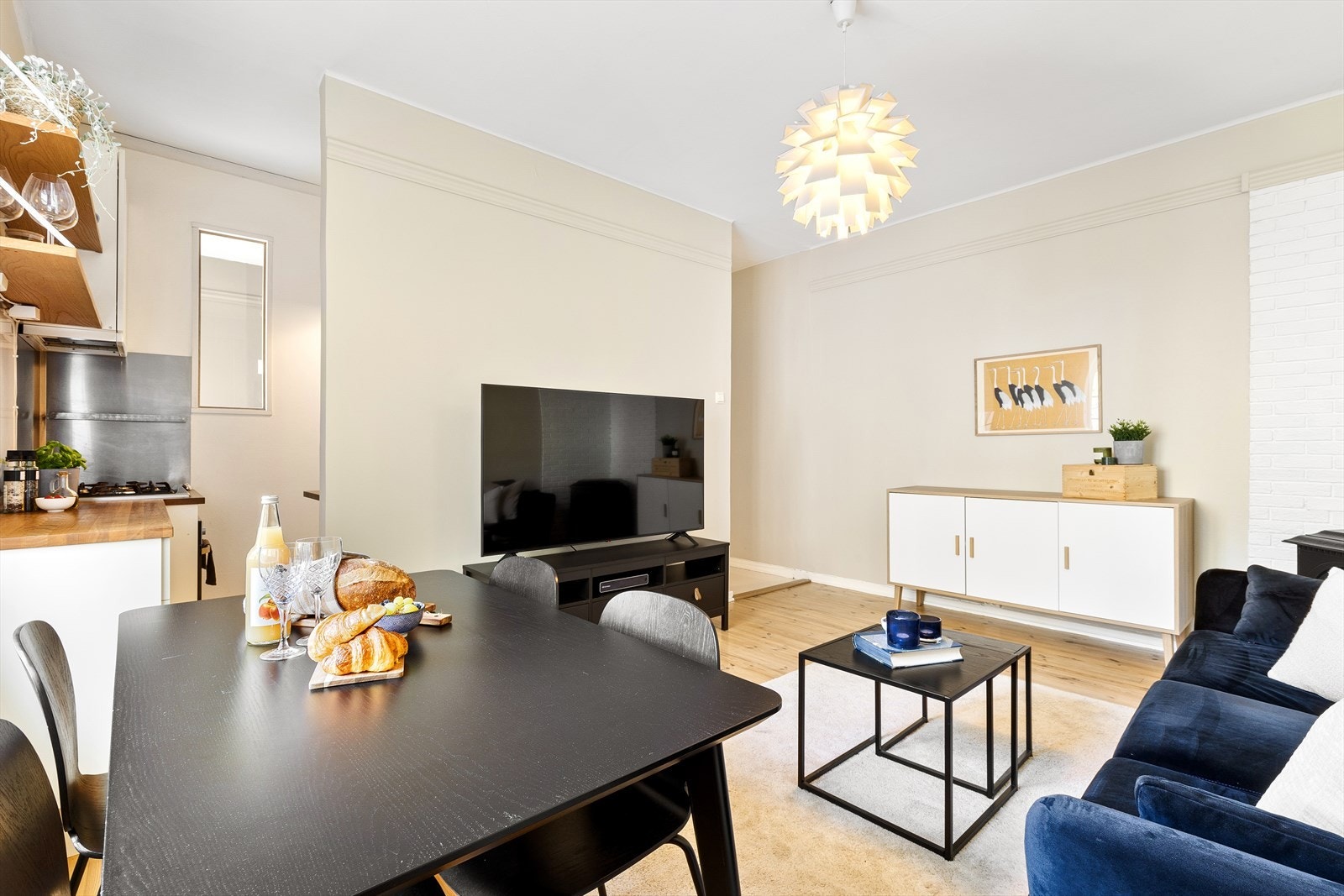 Den åpne løsningen mellom stuen og kjøkkenet gjør det enkelt å underholde gjester mens man lager ferdig maten. Galleribilde