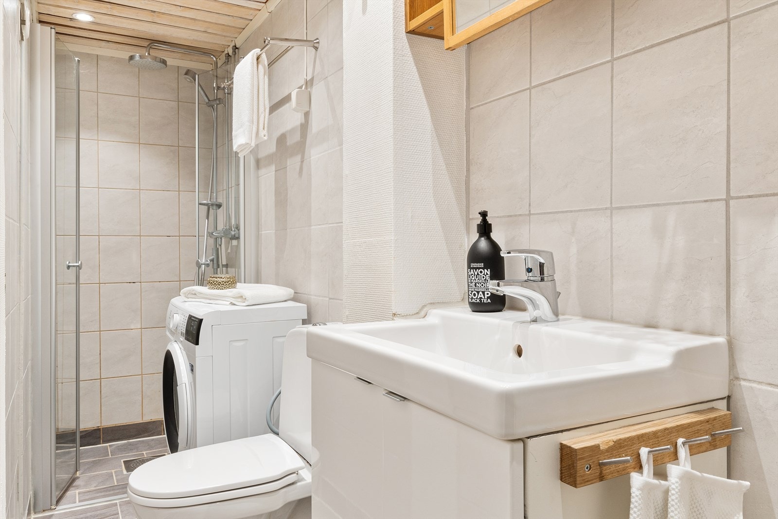 Badet er flislagt med underliggende gulvvarme. Galleribilde