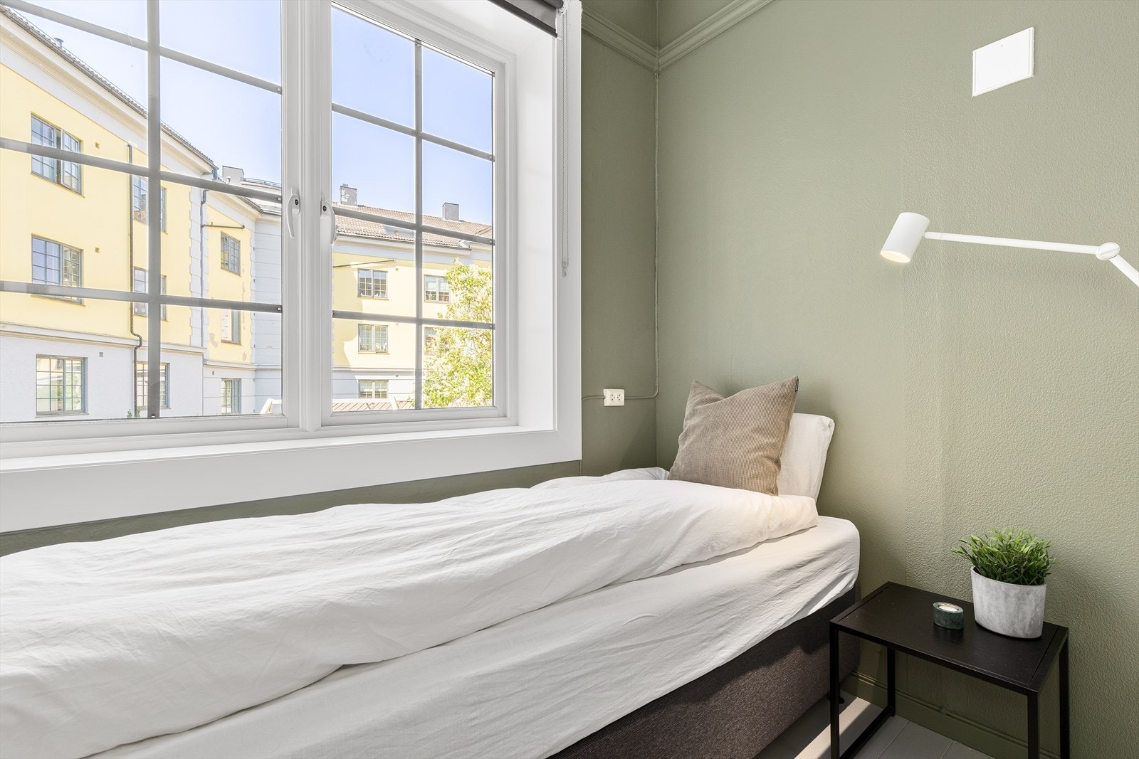 Soverommet er lyst og luftig med plass til å innrede med seng og tilhørende nattbord. Galleribilde