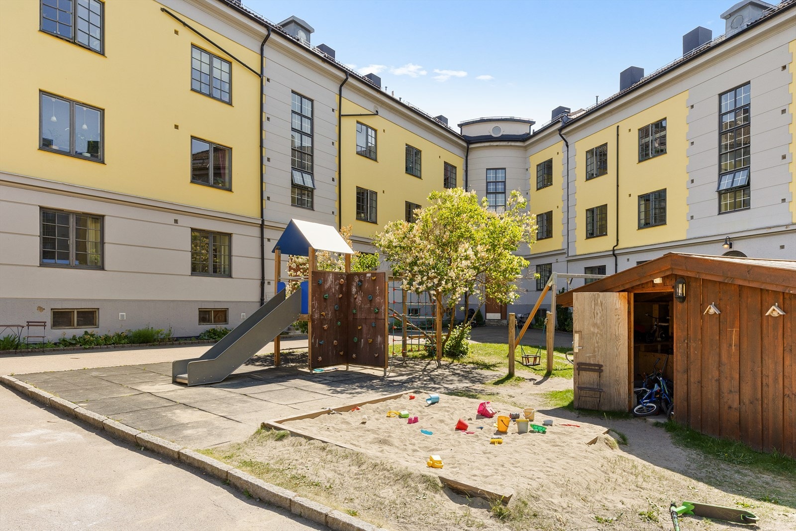 Det er også flere lekeapparater i bakgården. Galleribilde