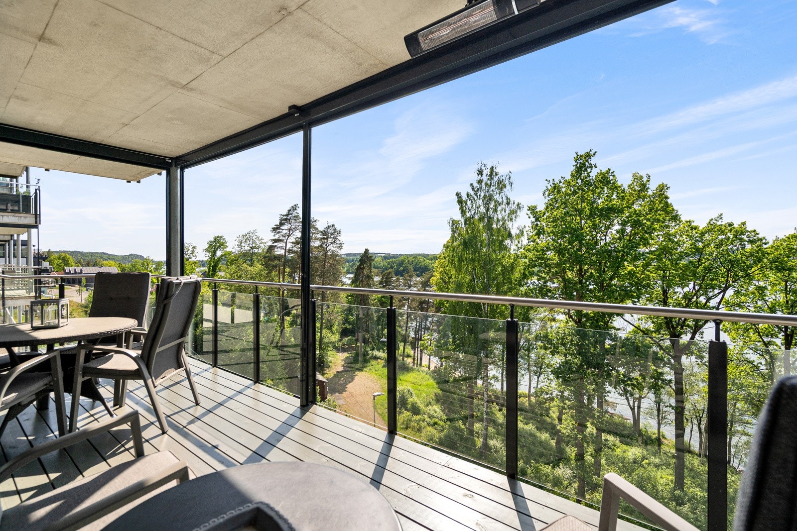 Det er montert både screens og terrassevarmer. Perfekt for lange sommerkvelder Galleribilde