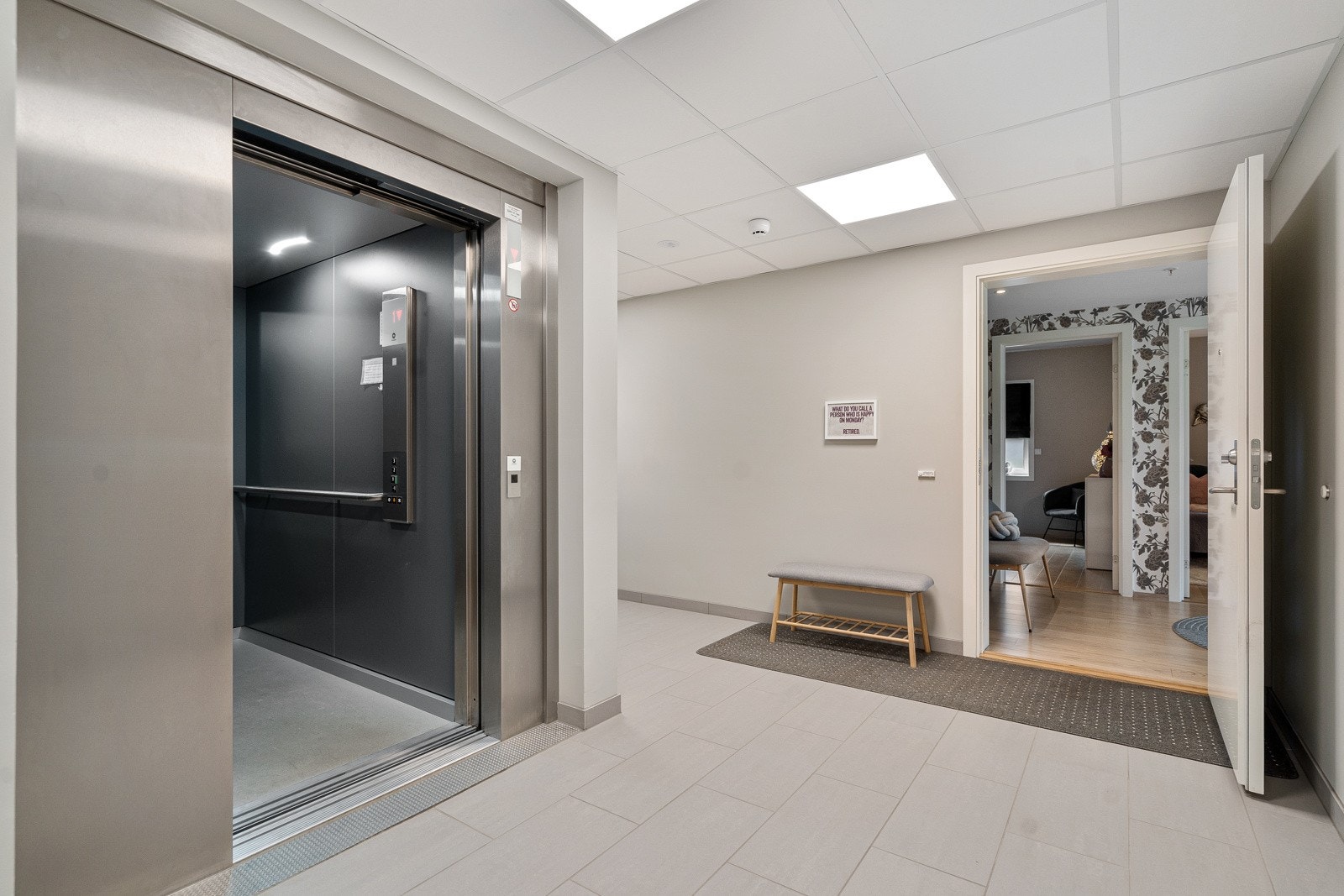 Felles hall med direke adkomst via heis til felles garasjeanlegg Galleribilde