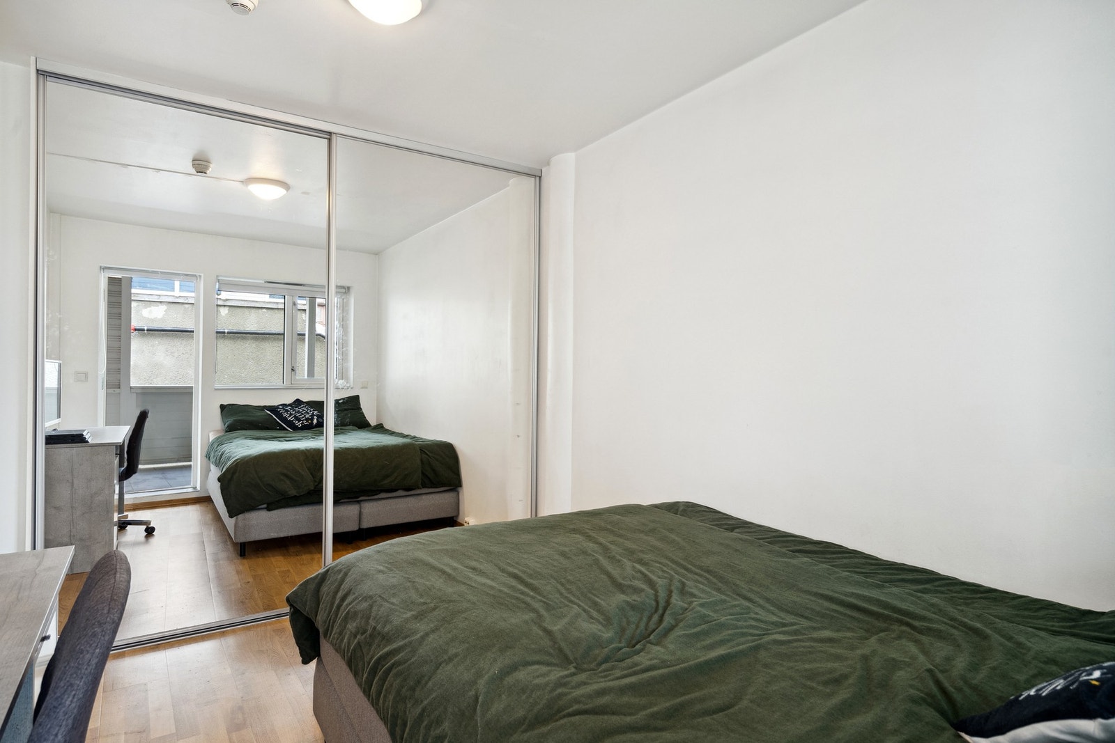 Soverom med stor skyvedørsgarderobe Galleribilde