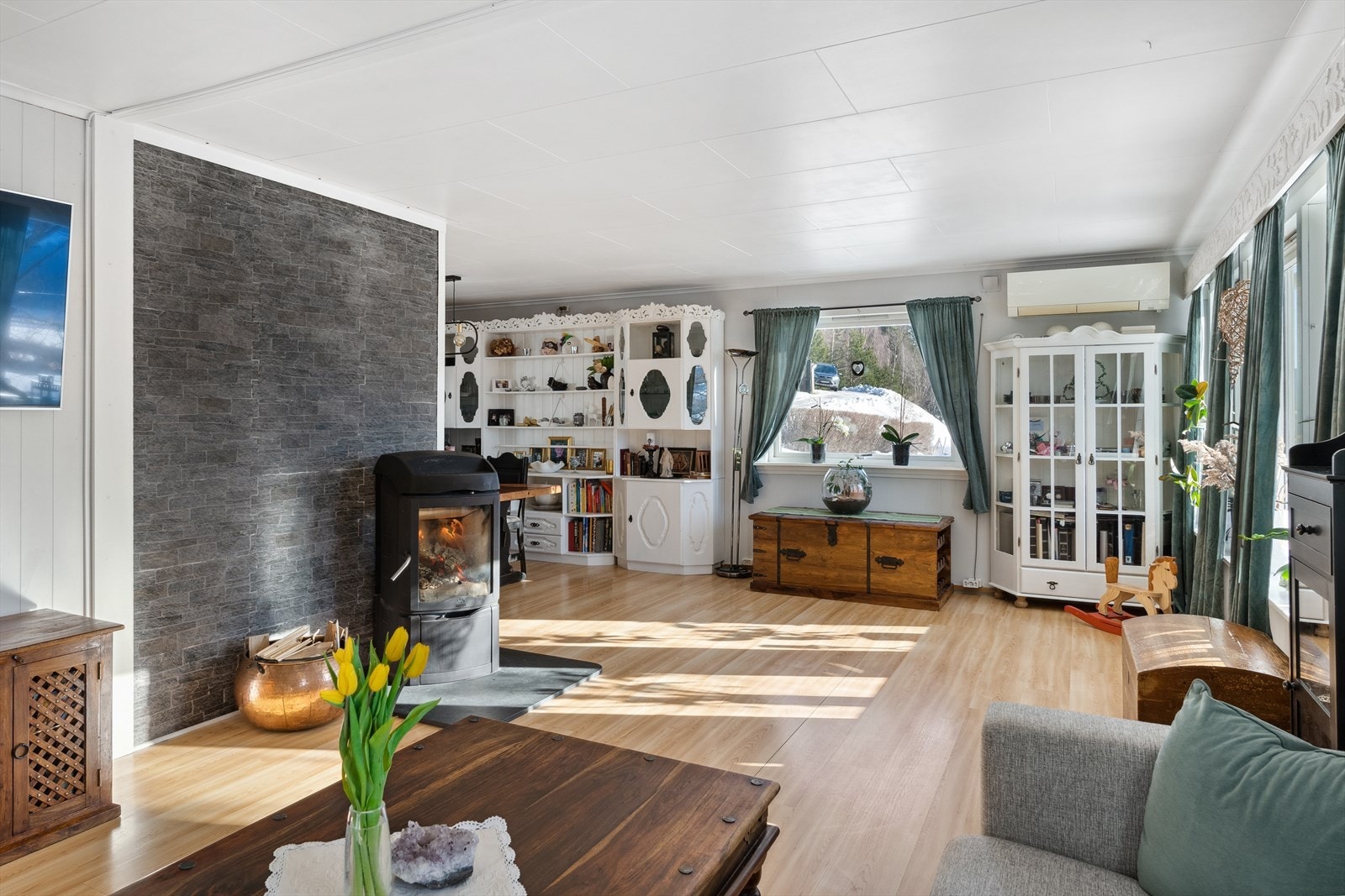 Vedovn og varmepumpe i stue. Galleribilde