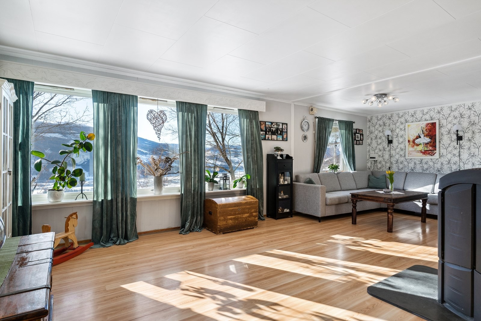 Fra stue er det flott utsikt utover dalen. Galleribilde