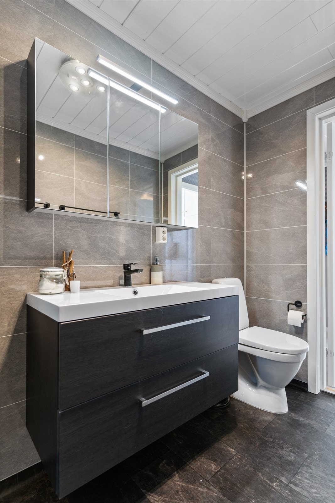 Nyere, flott bad med servant, wc og dusjhjørne. Galleribilde