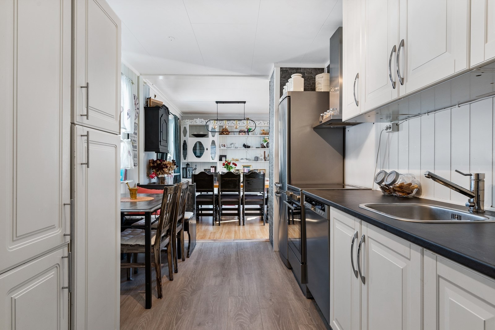 Fra kjøkken mot spisestue. Galleribilde