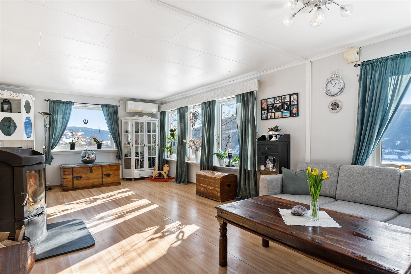 Stue med store vindusflater som gir godt med dagslys. Galleribilde