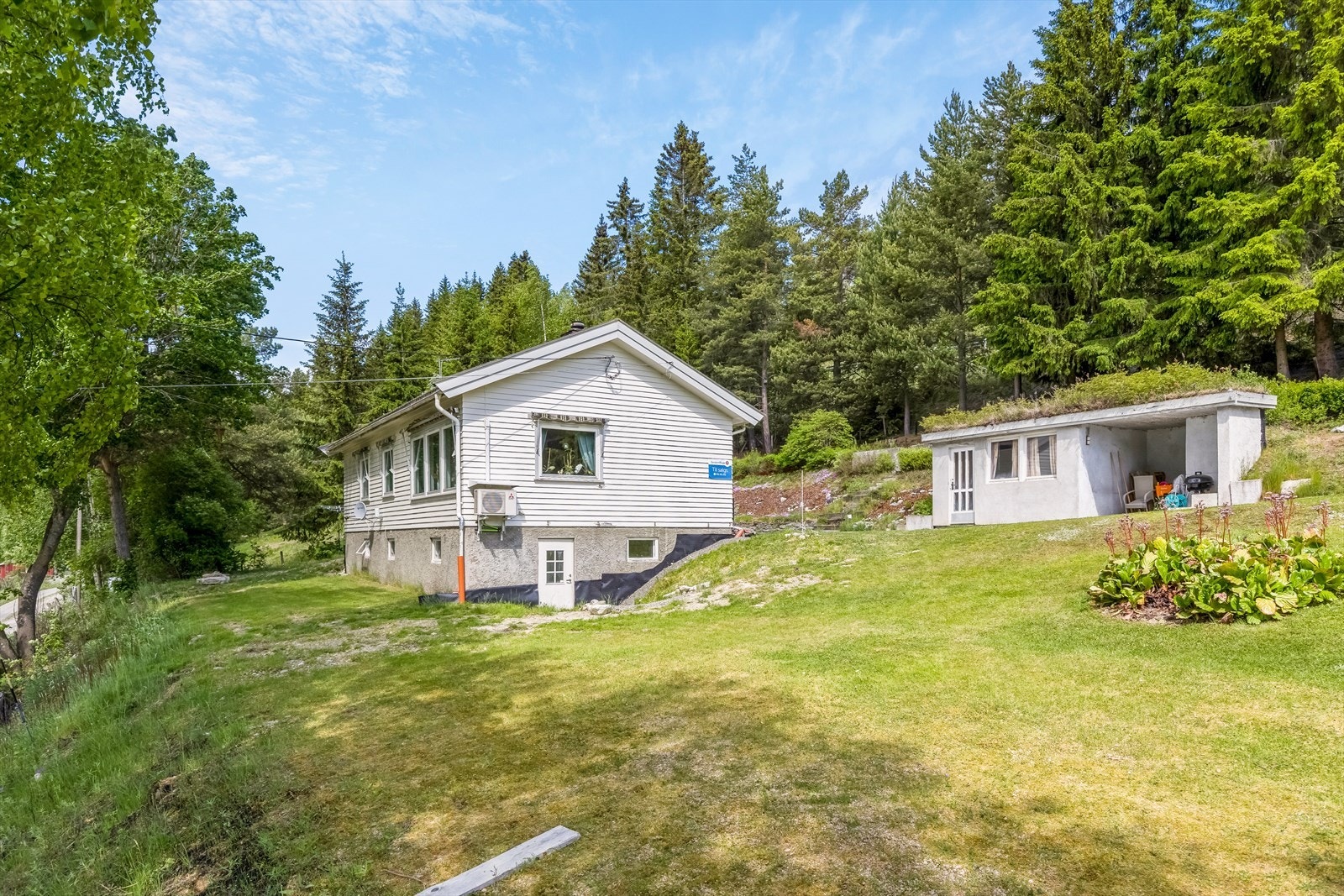 Eiendommen har stor tomt med fin utsikt og gode solforhold. Galleribilde