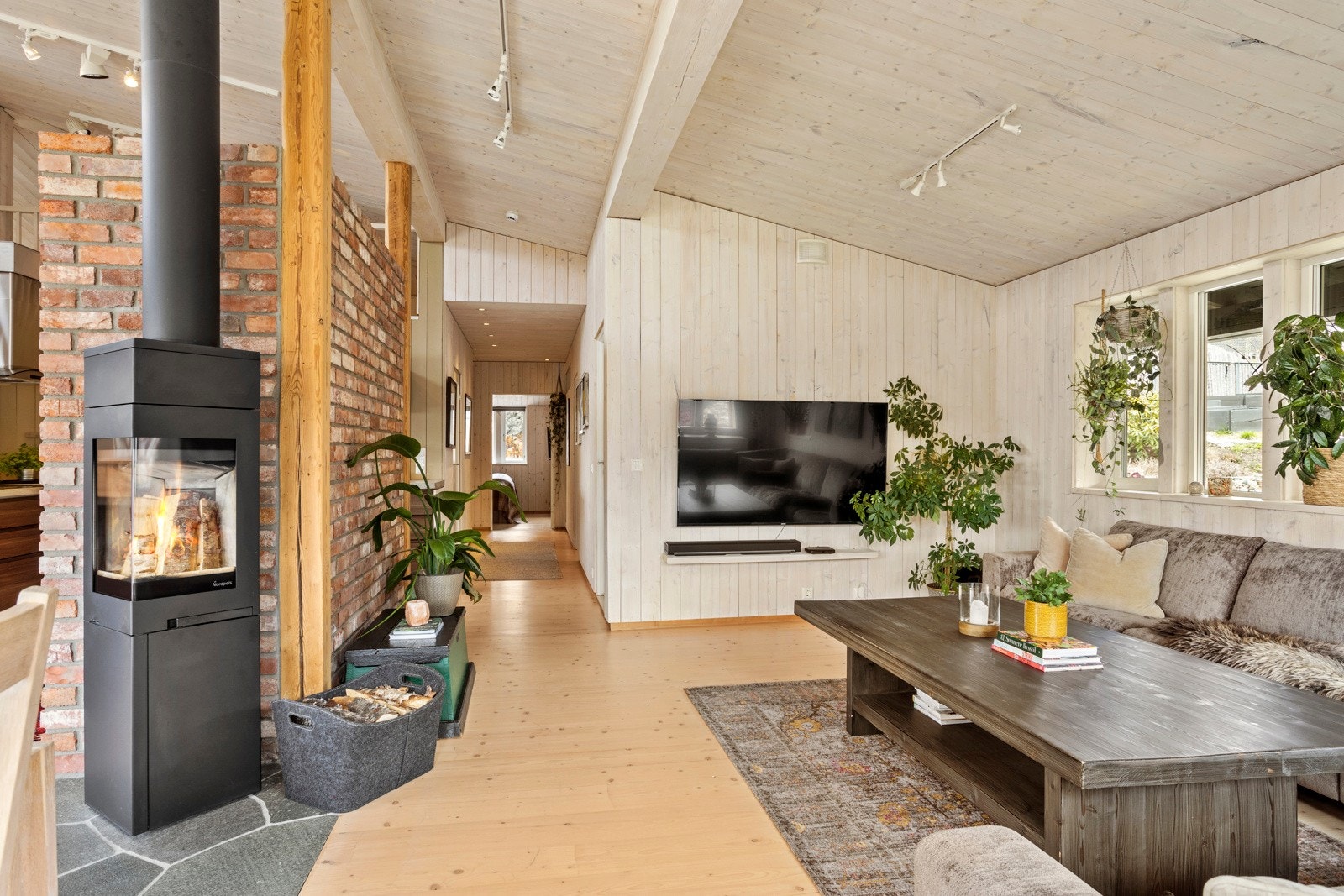 Hyggelig sofaområde ved peisen. Galleribilde