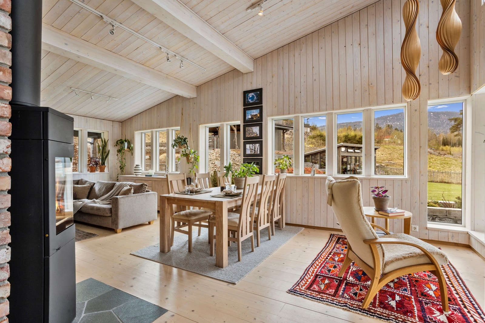 Meget romslig stue med peis - god plass til flere oppholdssoner. Galleribilde