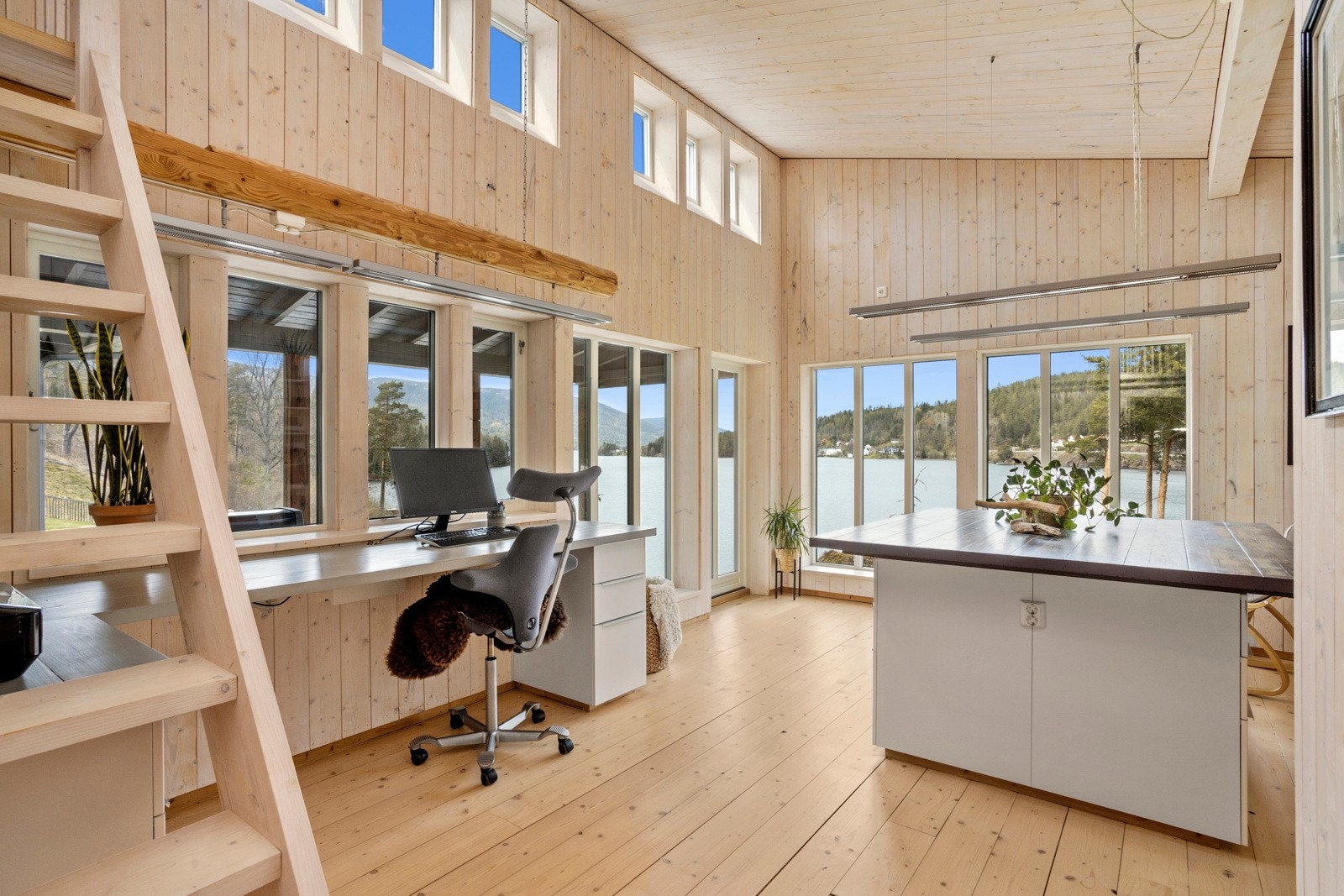 Stort kontor/arbeidsrom med utsikt, og trapp opp til hemsen. Perfekt for hjemmekontor. Galleribilde