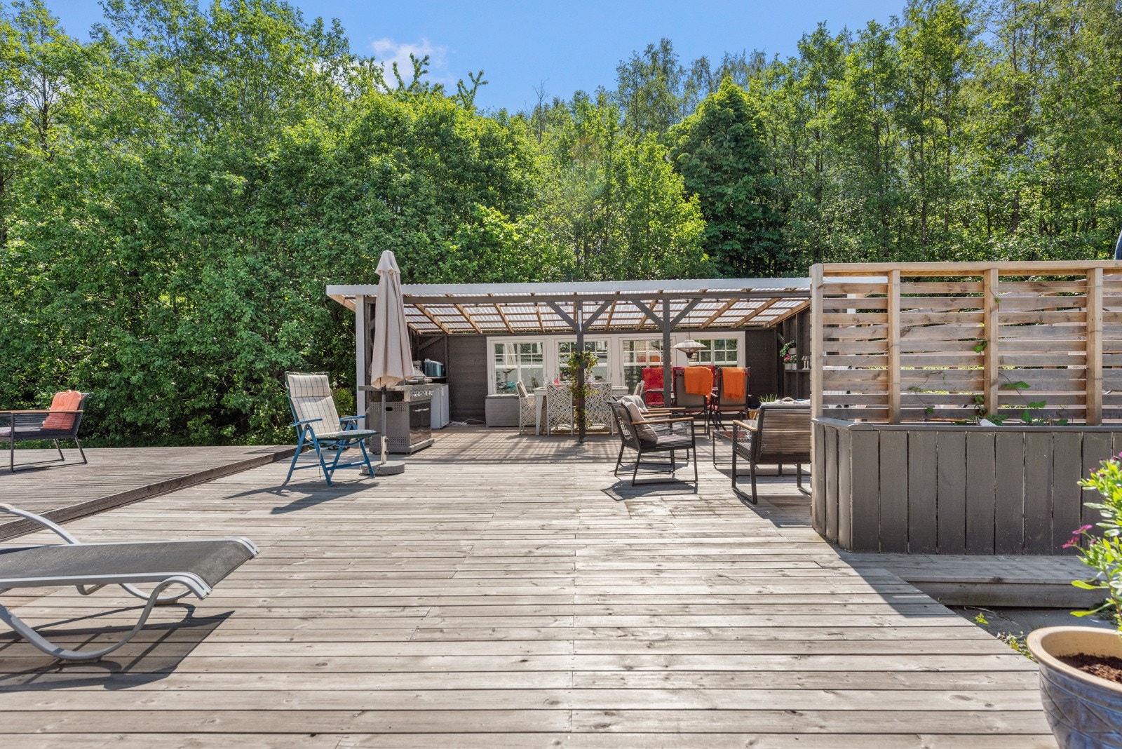 Her er det plass nok til å holde grillparty med mange gjester, uavhengig av vær. Galleribilde