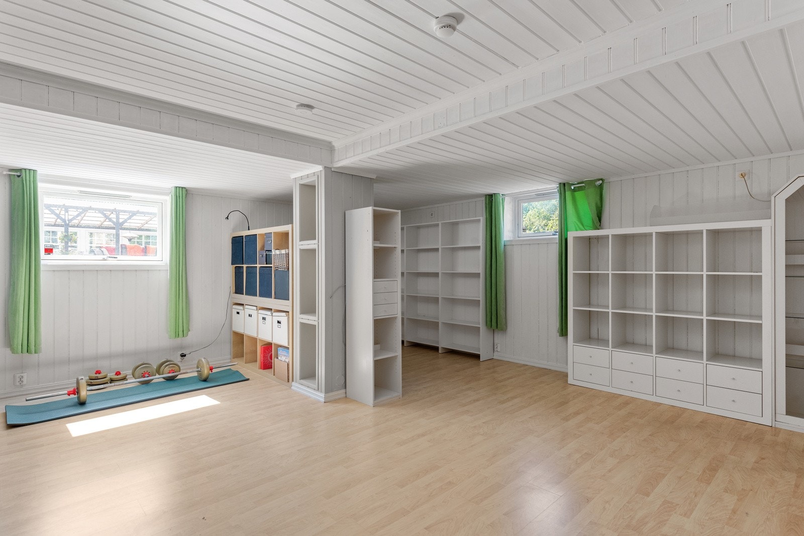 I kjelleren har boligen en stor, trivelig kjellerstue med god plass til mer enn bare sofa og tv-løsning. Galleribilde