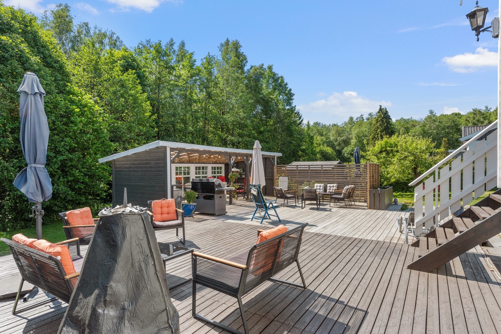 Eiendommen har en populær beliggenhet med en pent opparbeidet tomt på 1 116 kvm. Galleribilde