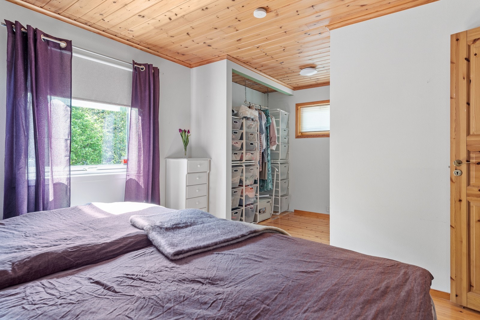 Hovedsoverommet i første etasje har en egen garderobedel med innredning. Galleribilde