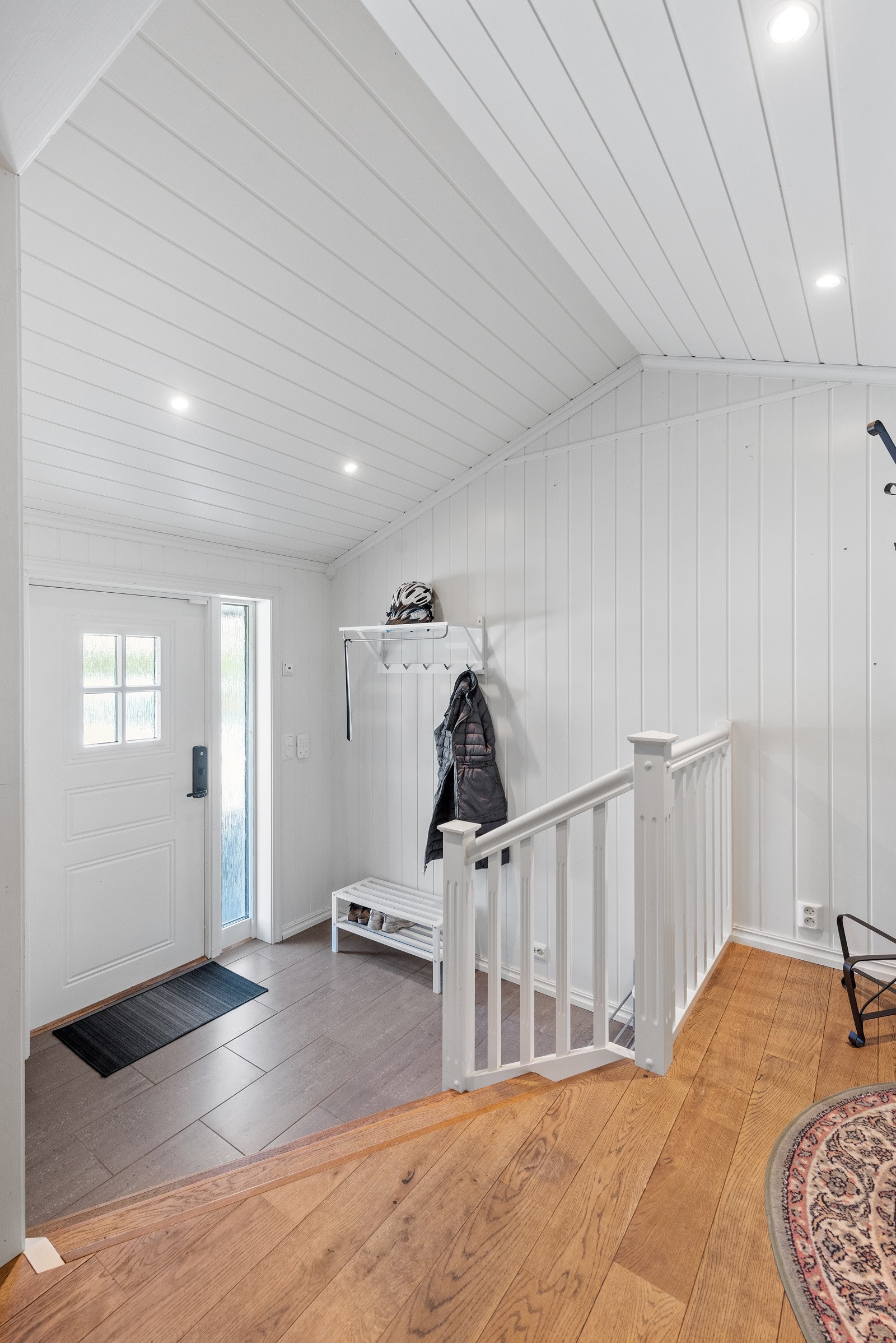 Boligens entré ligger et halvplan lavere enn resten av første etasje og har flott takhøyde med downlights i himling. Galleribilde
