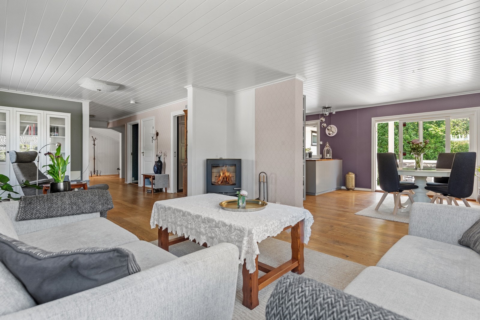 Veggene er i all hovedsak malt i grått, men har også noe lys, mønstrete tapet. Galleribilde