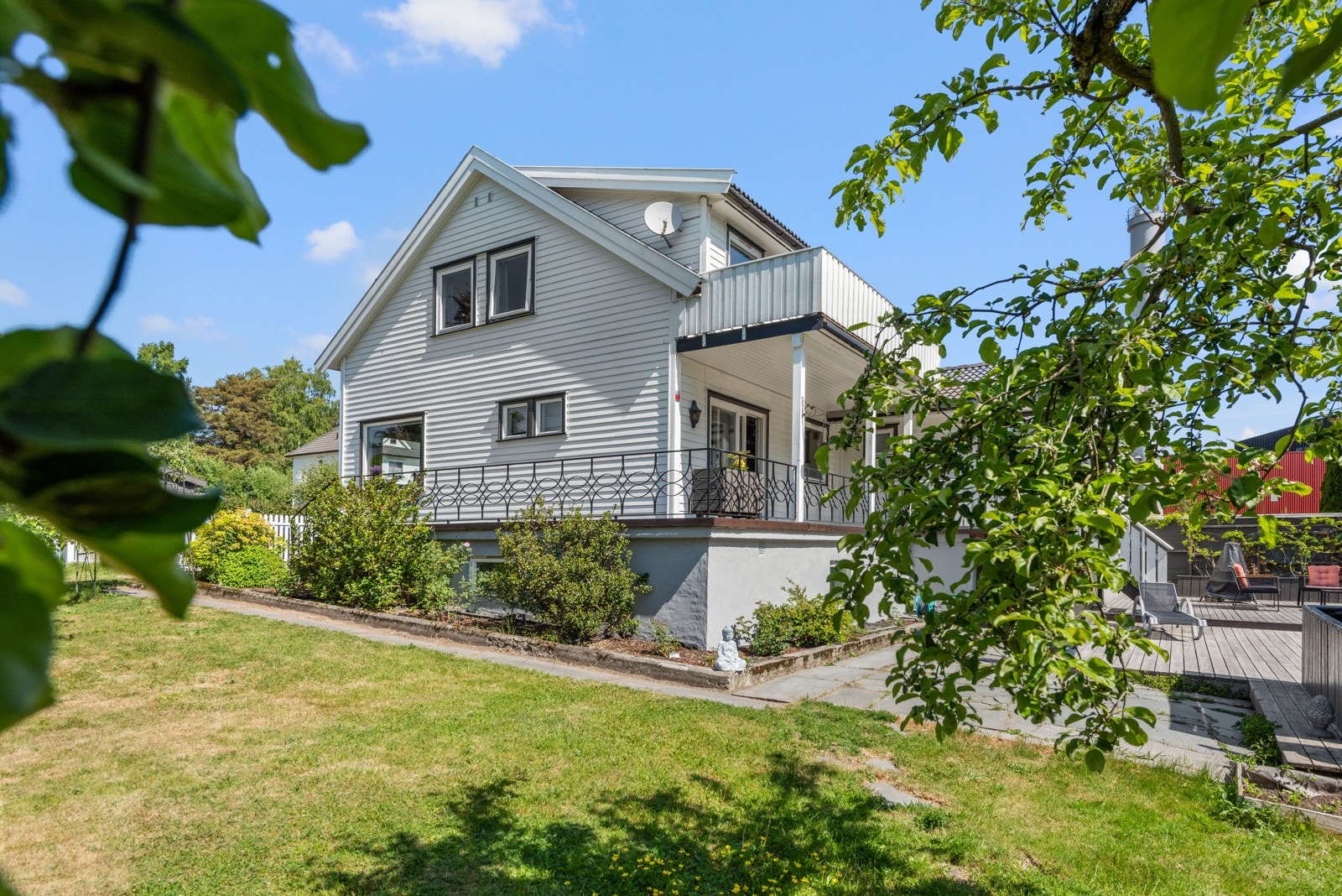 Stor og innholdsrik enebolig over tre etasjer, med mulighet for etablering av utleie i kjelleren. Galleribilde