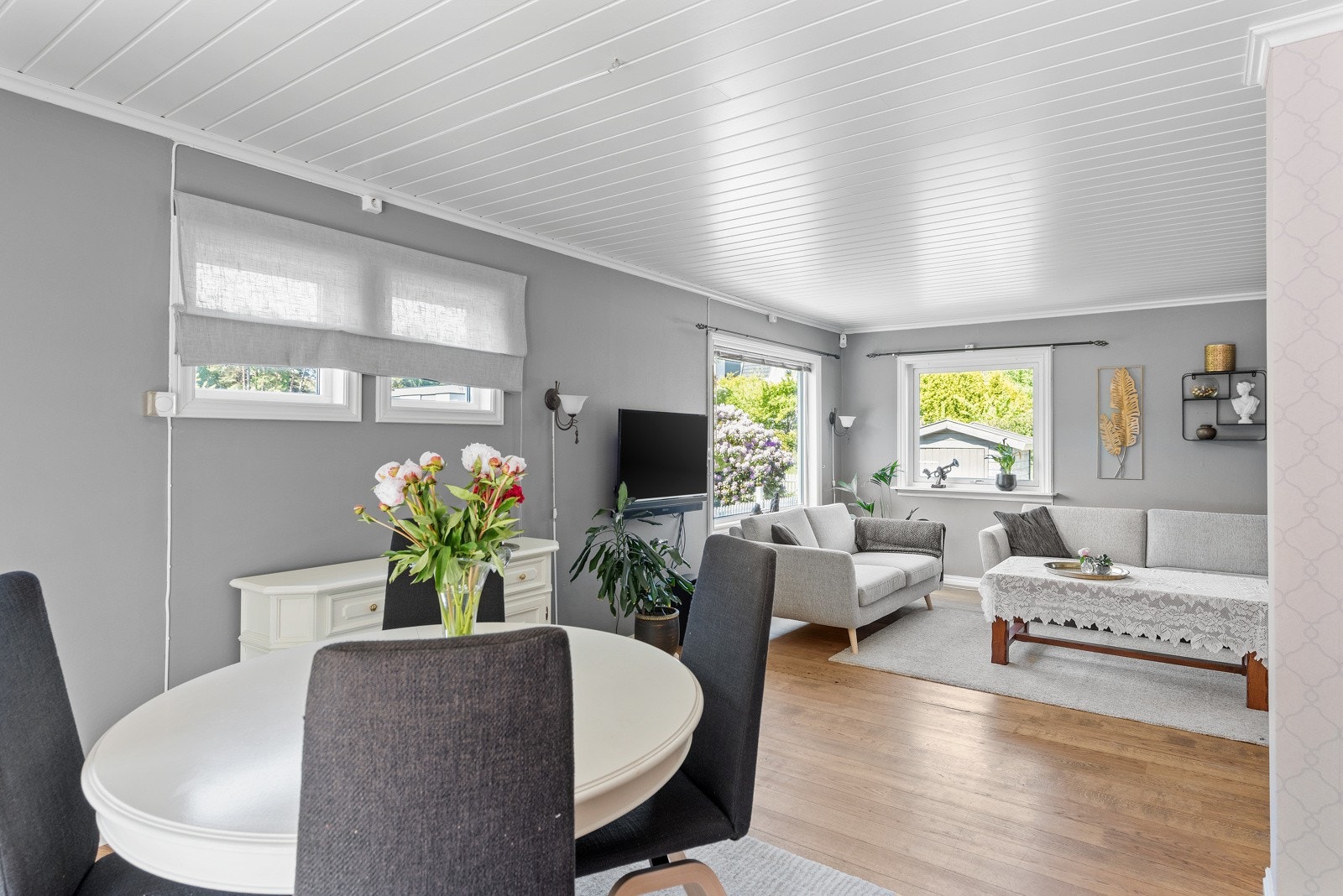 Hyggelig spisestue plassert mellom kjøkkenet og stuen. Galleribilde