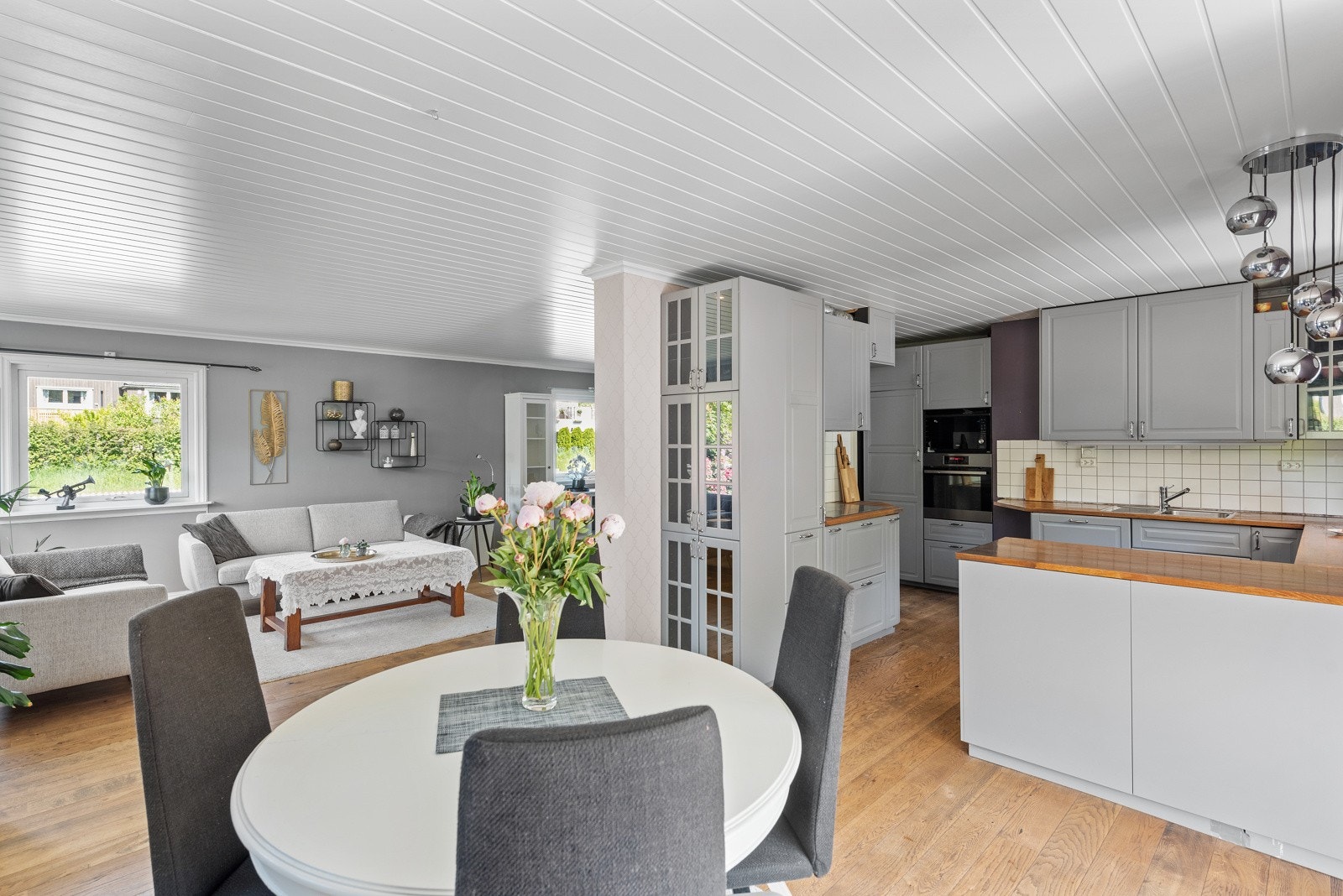 Rommet har også peisovn, en god varmekilde og stemningsskaper. Galleribilde