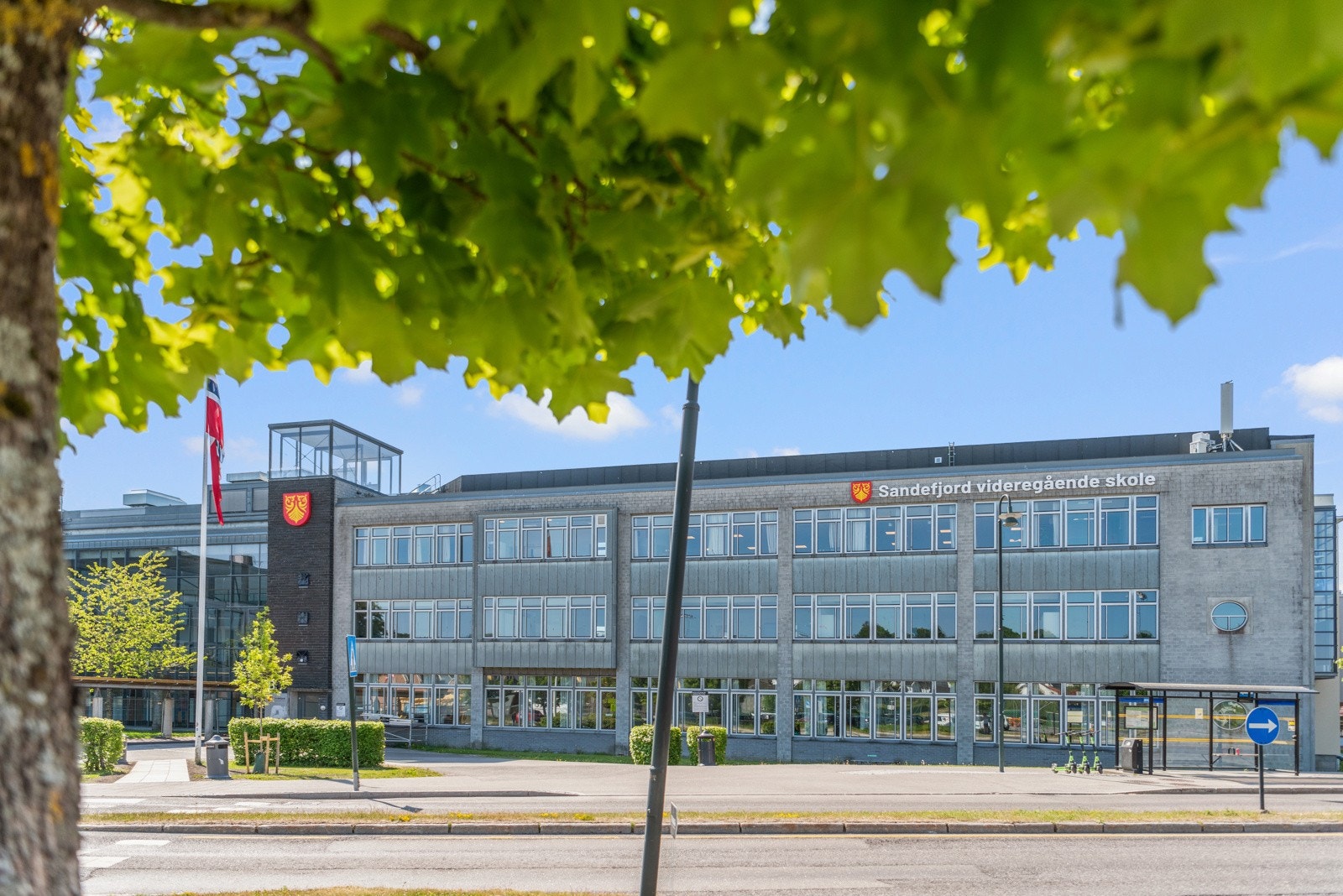 Innenfor kort radius har du tilgang til tog, buss og fergekai. Nærmeste bussholdeplass er Granerød som ligger 100 meter fra boligen, og det tar bare 5 min på sykkel til Sandefjord stasjon. Galleribilde