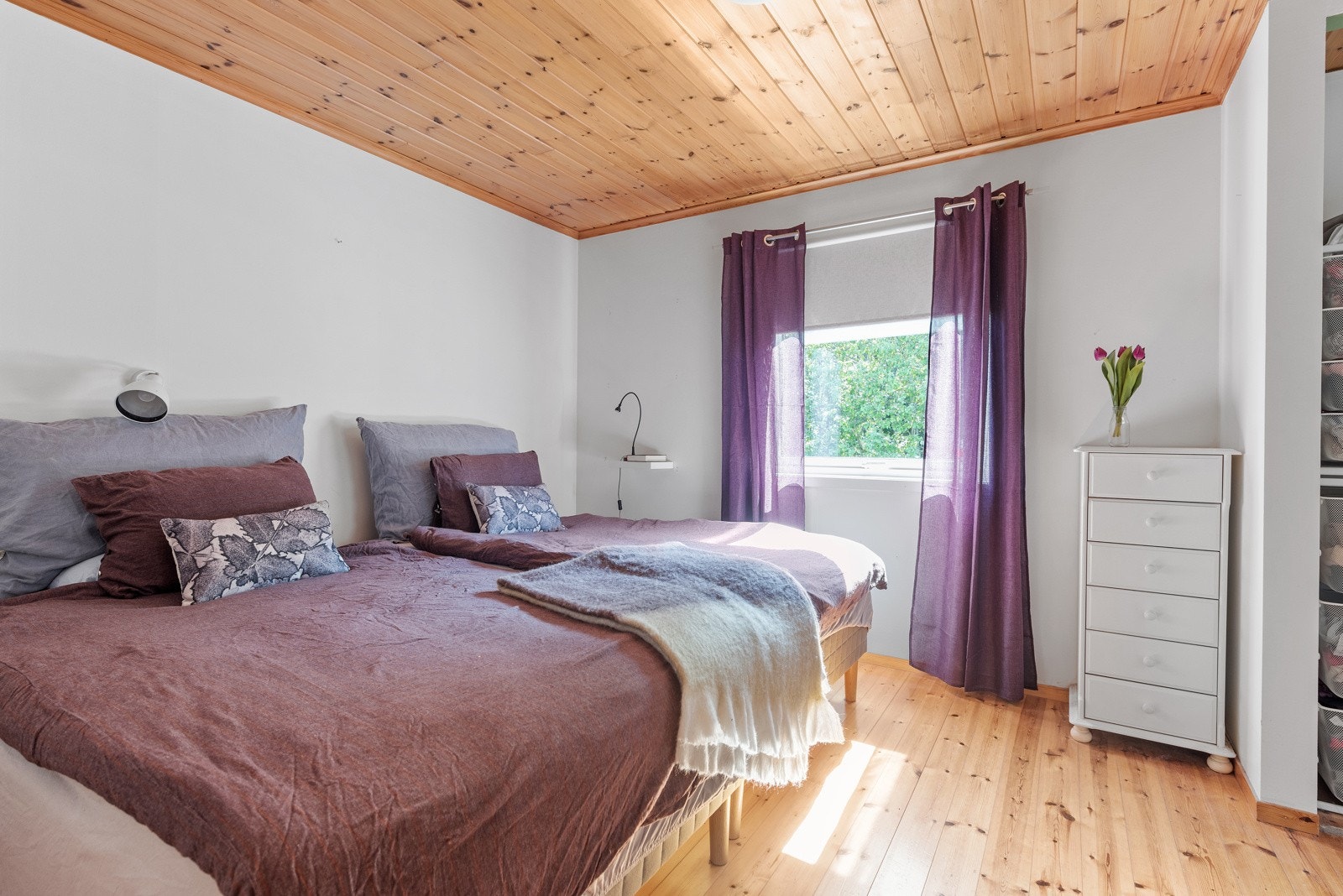 Boligen har fem soverom, hvor to ligger i første etasje og tre i andre. Galleribilde