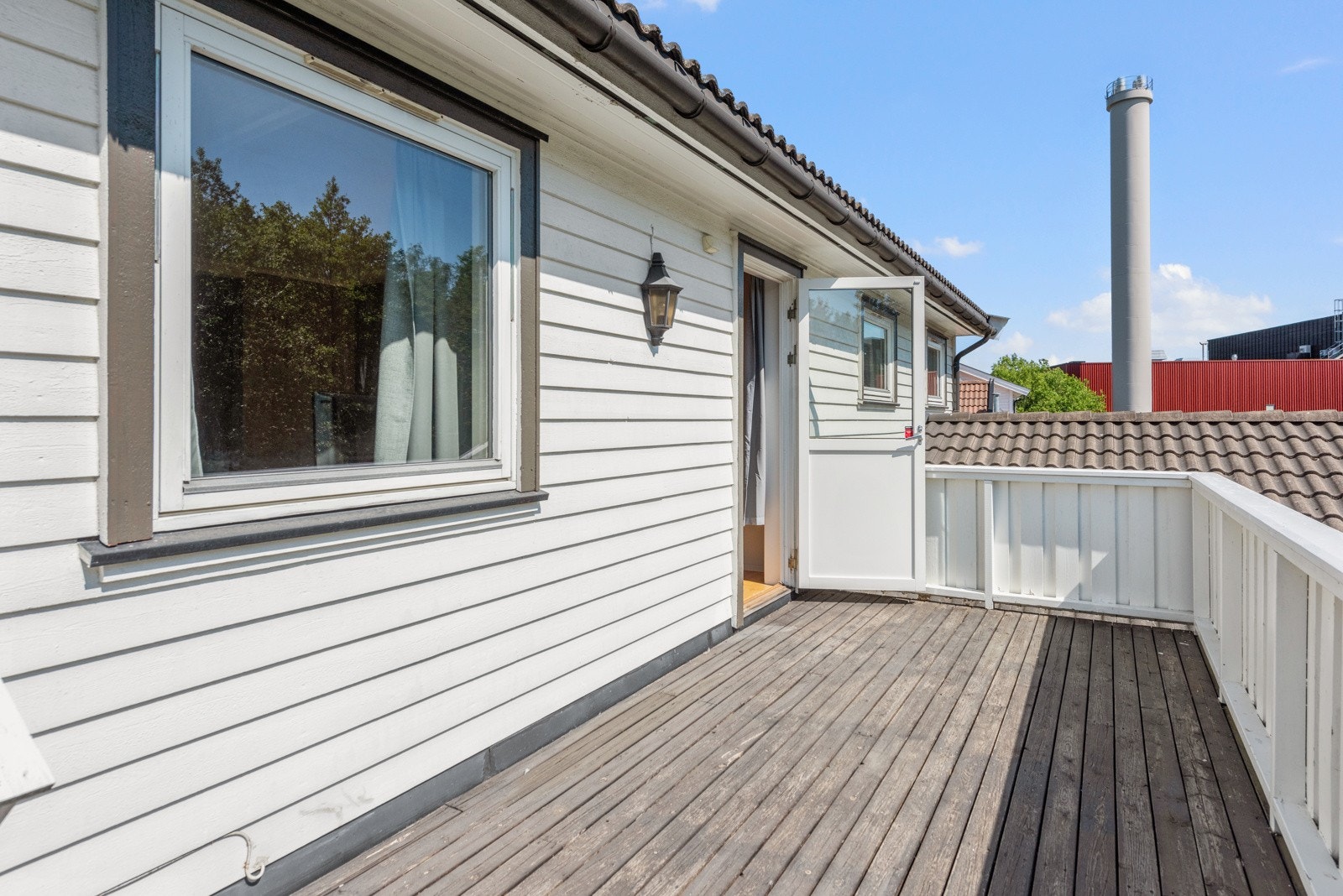 I andre etasje har ett av soverommene utgang til en balkong på ca. 12 kvm Galleribilde