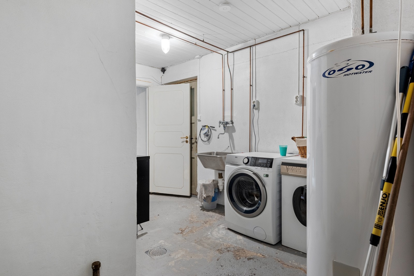 Vaskerommet ligger i kjelleren og er å anse som en vaskekjeller. Rommet har malt betonggulv, malte murvegger og panel i taket. Galleribilde