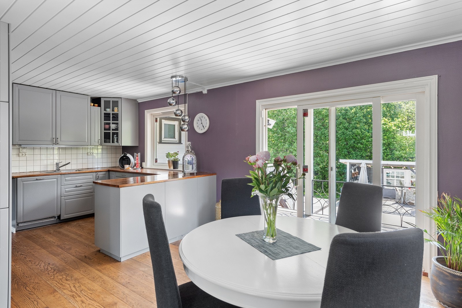 Det er direkte utgang til hagen og det flotte uteområdet fra kjøkkenet. Galleribilde