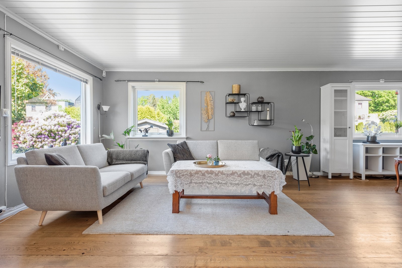 Stua kan møbleres med flere sittegrupper og spisebord, og det uten at det virker overmøblert. Galleribilde