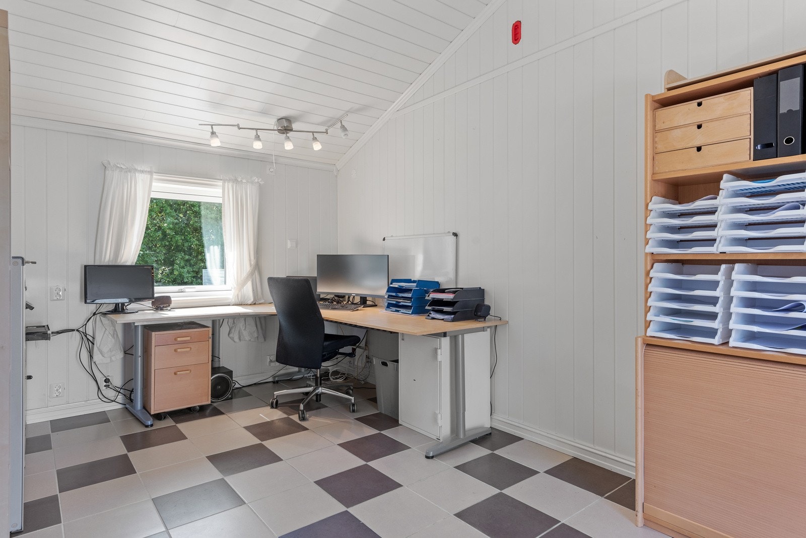 Flott kontor som ligger i tilbygg, før var garasje. Galleribilde