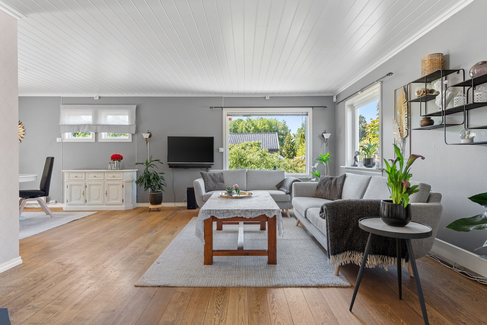 Boligen har en lys, gjennomgående vinkelstue, med enstavs parkett og hvitt smartpanel i himling. Galleribilde