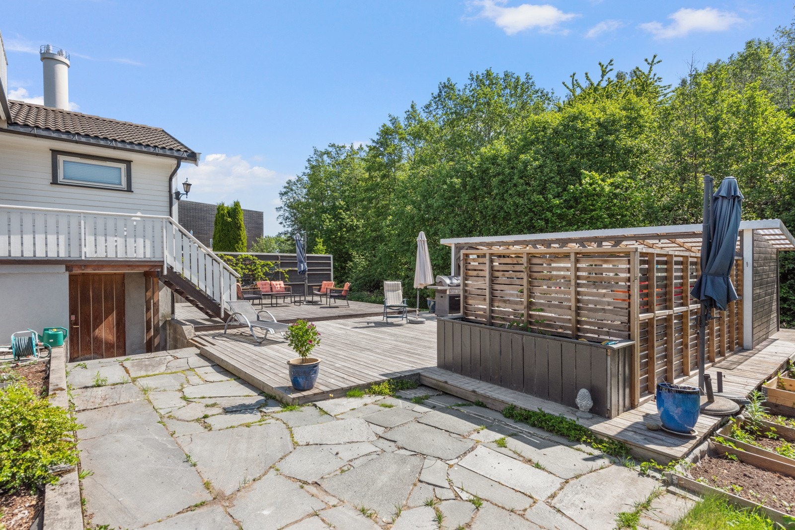 Fra eiendommen er det gangavstand til Krokemoa barneskole, Bugården ungdomsskole og Sandefjord videregående skole. Galleribilde